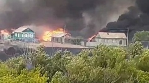 Природный пожар в Оренбургской области перешел на деревню