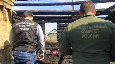 В Башкирии мужчина убил 55-летнюю женщину, спрятал ее в погреб, поджег дом и исчез