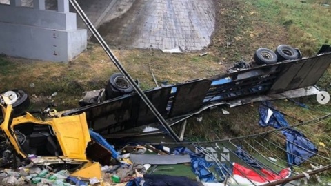 В Чувашии фура упала с моста. Водитель погиб