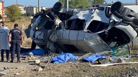 Поезд снес служебный автобус на переезде, есть погибшие и пострадавшие