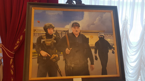 Лукашенко с автоматом рисовали полгода
