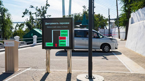 Умная парковка распознает номера и контролирует скорость