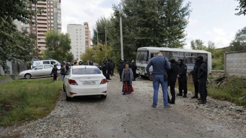 Полицейские перекрыли цыганский поселок и проверяют всех его жителей