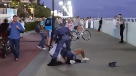 Появилось видео задержания росгвардейцами пьяной пары в Сочи