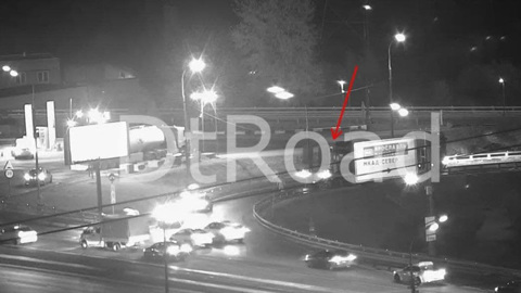Дорожный каток парализовал движение на МКАД