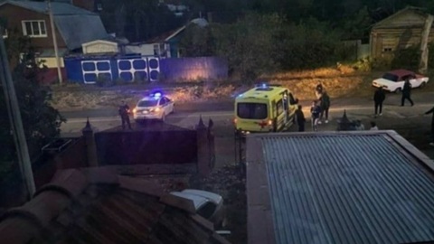 Водитель погиб, сбив пешехода и врезавшись в дом