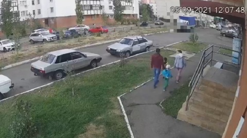 Выпавший с балкона мужчина чуть не рухнул на прохожих с детьми