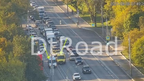 Машина сбила человека на юго-востоке Москвы, движение затруднено