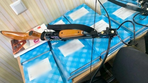 На Украине девушка напала на школу и ранила из арбалета двух учителей