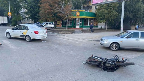 В Саратове скутерист попал в больницу после столкновения с такси