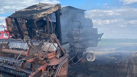 В Крыму на поле дотла сгорел комбайн