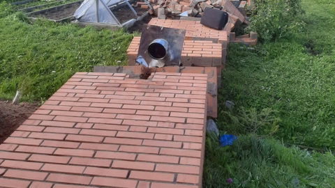 Под Архангельском мужчина погиб под обломками кирпичной трубы
