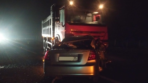 Под Вологдой в результате лобового ДТП с грузовиком погибли 3 человека