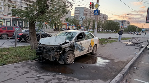 Таксист сбил трех человек в Омске, стоявших на тротуаре