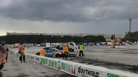 В Новосибирске у спорткара отвалилось колесо во время дрифта