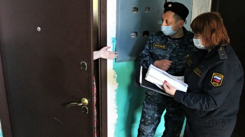 Соседи добились госпитализации психически нездоровой женщины и ее дочери