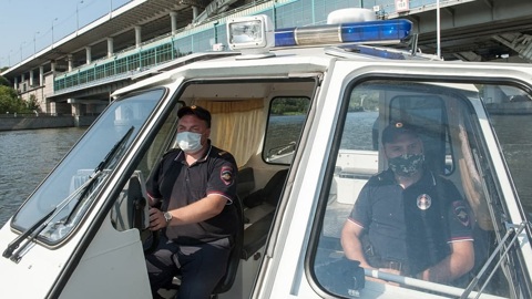 В центре Москвы полицейские выловили из реки иностранку