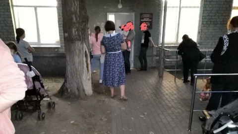 В Воронеже снова не хватает врачей: очередь к детскому педиатру стоит на улице