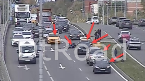 Пять машин и байкер столкнулись на северо-востоке Москвы