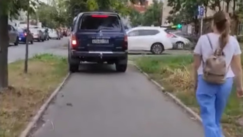 Во Владивостоке разыскивают водителя внедорожника, ехавшего по тротуару