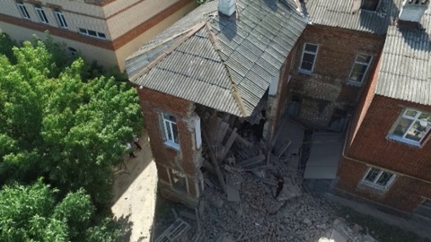 После обрушения стены жилого дома в Тамбове возбудили уголовное дело