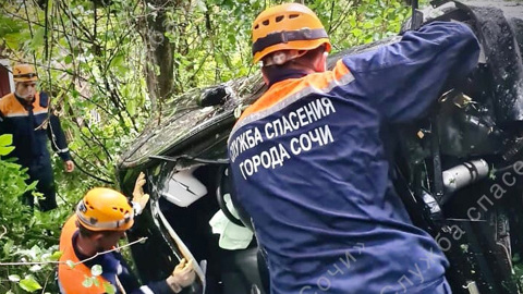 В Сочи автомобиль упал с обрыва: двое пострадавших
