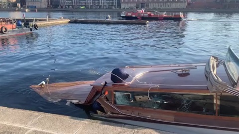 Катер затонул после столкновения с опорой моста в Петербурге