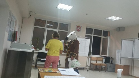 На избирательном участке в Ялте проголосовал "конь в пальто"