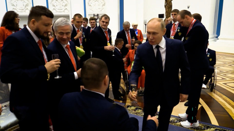Путин поделился шампанским: "Ребята не жадные, просто сэкономили". Москва. Кремль. Путин