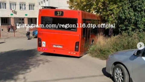 В Казани автобус провалился в яму у школы
