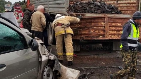 Сбил рабочих и врезался в "КамАЗ": 84-летний водитель устроил ДТП под Калугой