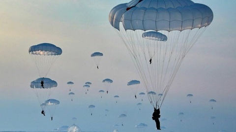 В Севастополе осудили 3 военнослужащих за кражу парашютов на 17 млн