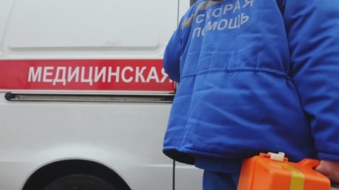 На трассе под Тверью легковой автомобиль врезался в грузовик. Есть пострадавшие