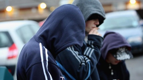 Попросила пропустить: в Новосибирске агрессивные подростки сломали женщине нос