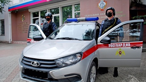 В Крыму дебоширка бутылкой пива разгромила кабину оператора на АЗС