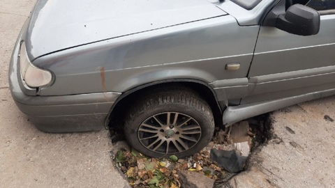 В Ельце автомобиль пострадал из-за огромной ямы в асфальте