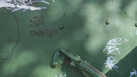 Вандалы разрисовали танк и пушки возле музея Победы в Иркутской области