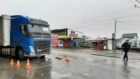 В Новосибирске фура сбила женщину на пешеходном переходе