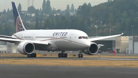 United Airlines уволит несколько сотен антипрививочников