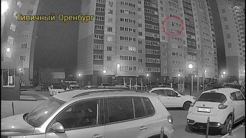 В Оренбурге 23-летняя девушка выпала из окна 8 этажа