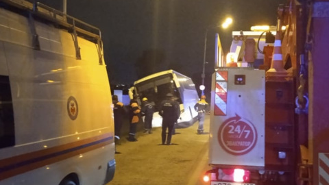 В Краснодаре автобус с 38 пассажирами "завис" в кювете