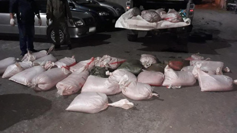 На Камчатке полиция остановила внедорожник, набитый красной икрой