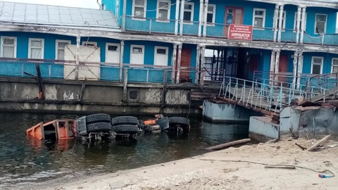 В Татарстане "КамАЗ" и Audi упали в воду после столкновения на переправе