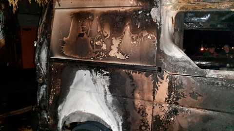 Из-за возгорания микроавтобуса в Череповце люди едва не остались без крова