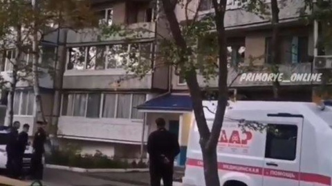 В Лесозаводске мужчина отрезал себе кисть и сбросил ее с балкона