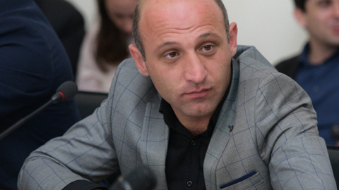 Абхазский депутат устроил стрельбу из автомата у здания МВД