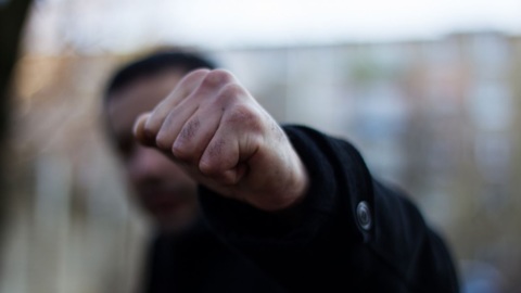 В Севастополе 47-летний сожитель сломал нос возлюбленной из ревности