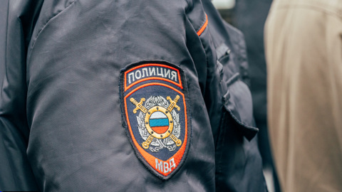 Кемеровские полицейские задержали мужчину, сбившего двух пешеходов на парковке у ТЦ