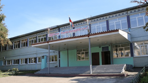 В кемеровской школе ученика заставили ходить в носках из-за забытой сменки