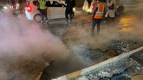 Прокуратура Новосибирска проводит проверку после попадания машины в яму с кипятком
